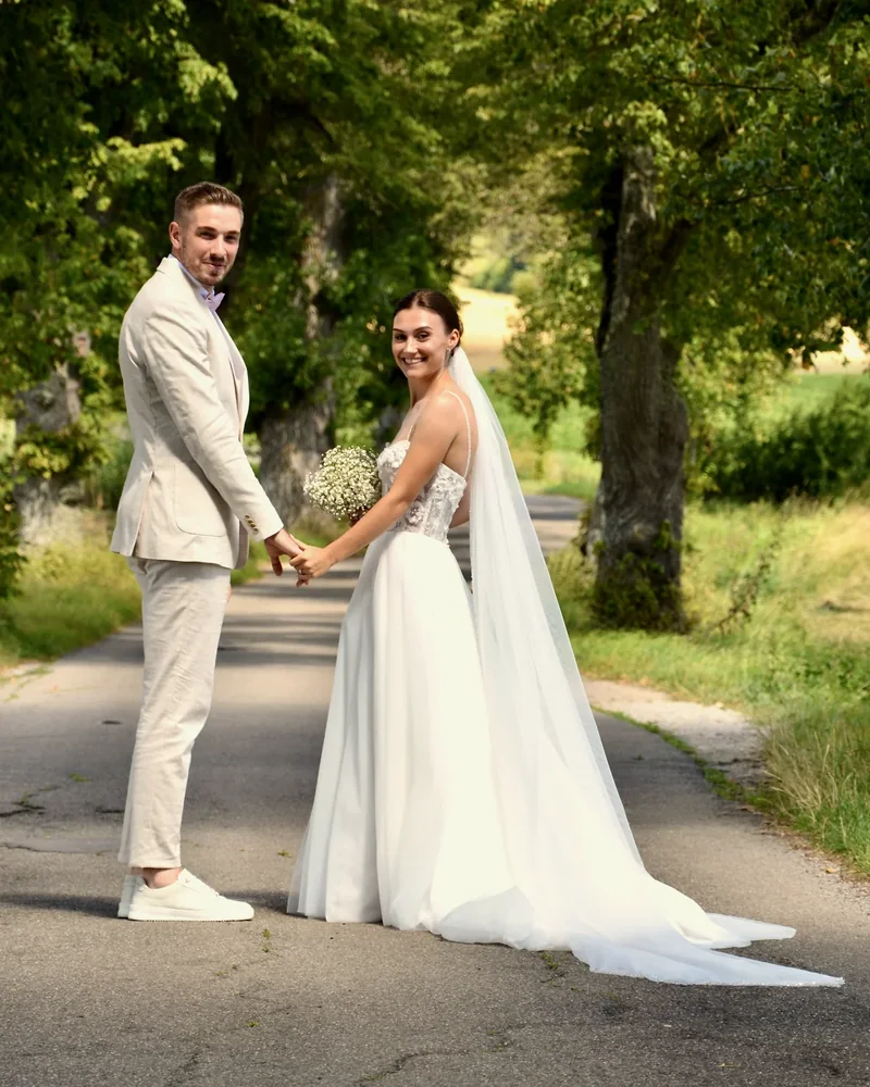 Noah Sautter mit seiner Frau bei der eigenen Hochzeit 2024 auf einer Allee
