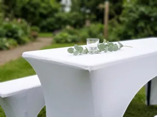 Bierzeltgarnitur mit weißen Hussen bei einer Hochzeit
