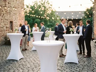 Stehtische mit weißer Husse beim Sektempfang