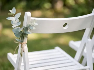 Detailaufnahme eines weißen Holz-Klappstuhls mit Eukalyptus