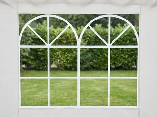 Detail eines Fensters in der Seitenwand: zwei Rundbögen nebeneinander mit weißen Sprossen