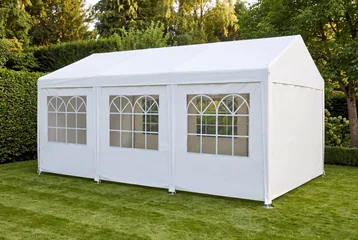 Weißes Festzelt 4 × 6 m mit drei Bogenfenstern, aufgebaut auf einer Rasenfläche