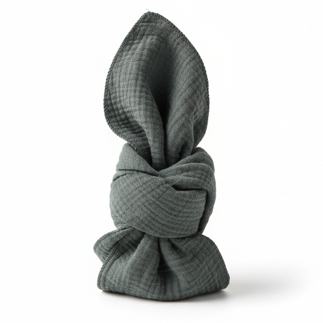 Musselin-Servietten für Hochzeiten Gefaltete Musselin-Serviette in dunklem Grünton zur Miete für Hochzeiten und festliche Tischdekoration