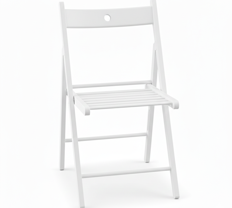 Weißer Holzklappstuhl für Hochzeiten Weißer Holzklappstuhl zur Miete für Hochzeiten und freie Trauungen – ideal für elegante Sitzreihen im Innen- und Außenbereich
